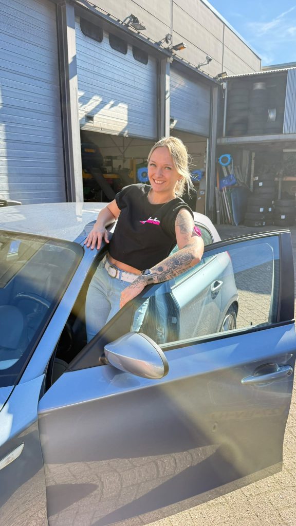Selma bij de werkplaats van Sell Designs in Hilversum